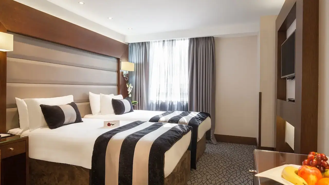 Park Grand Paddington court